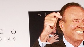El cantante Julio Iglesias se mostró feliz y animado en la presentación de su nuevo disco, dedicado a México.