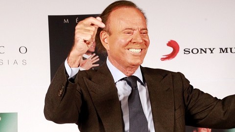 El cantante Julio Iglesias se mostró feliz y animado en la presentación de su nuevo disco, dedicado a México.