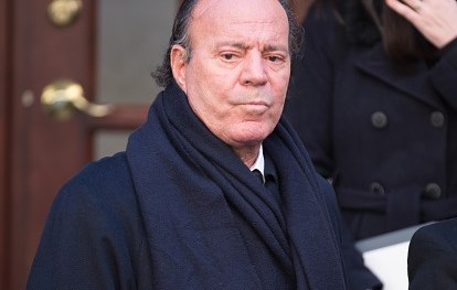 Julio Iglesias tiene una lesión en la espalda que lo llevó al hospital y mantiene a dieta.