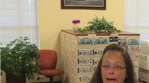 Kim Davis, empleada de la corte del condado de Rowan, en Kentucky, se negó a dar licencias de matrimonio a parejas del mismo sexo.