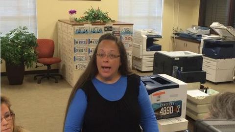Kim Davis, empleada de la corte del condado de Rowan, en Kentucky, se negó a dar licencias de matrimonio a parejas del mismo sexo.