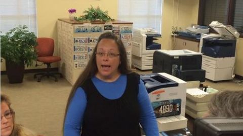 Kim Davis, empleada de la corte del condado de Rowan, en Kentucky, se negó a dar licencias de matrimonio a parejas del mismo sexo.