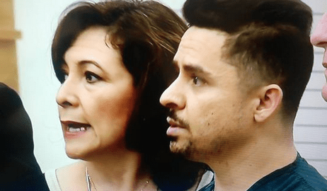 Vestido como un reo y con el rostro tenso se presentó Larry Hernández ante un juez californiano para empezar su proceso de extradición en septiembre.