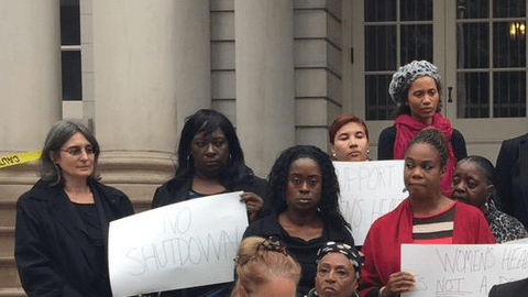 La defensora del pueblo Letitia James, durante la conferencia en las escalinatas de la Alcaldía para defender a Planned Parenthood.