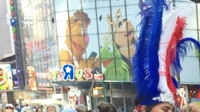 La actividad de las desnudas y los disfrazados sería concentrada en una zona específica.