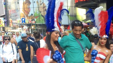 La actividad de las desnudas y los disfrazados sería concentrada en una zona específica.
