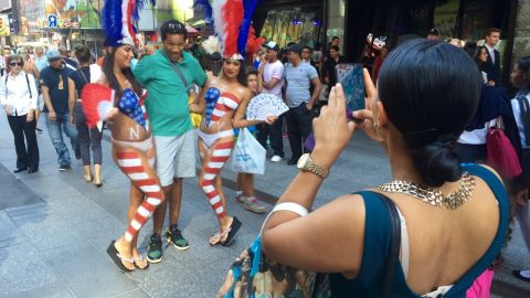 La actividad de las desnudas y los disfrazados sería concentrada en una zona específica.