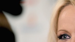 La sensual actriz Pamela Anderson se queja de los hábitos de la juventud.