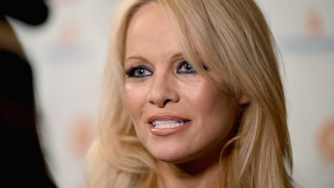 La sensual actriz Pamela Anderson se queja de los hábitos de la juventud.