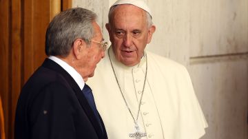 El Papa Francisco junto a Raúl Castro, en la visita del presidente cubano al Vaticano, en mayo de este año.