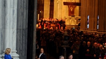 Oficiales electos de Nueva York reciben al Papa a su llegada a la Catedral de San Patricio.