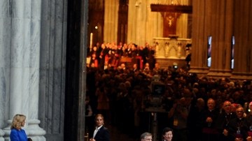 Oficiales electos de Nueva York reciben al Papa a su llegada a la Catedral de San Patricio.