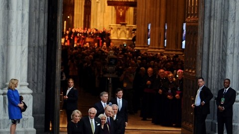 Oficiales electos de Nueva York reciben al Papa a su llegada a la Catedral de San Patricio.