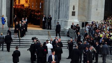 Oficiales electos de Nueva York reciben al Papa a su llegada a la Catedral de San Patricio.
