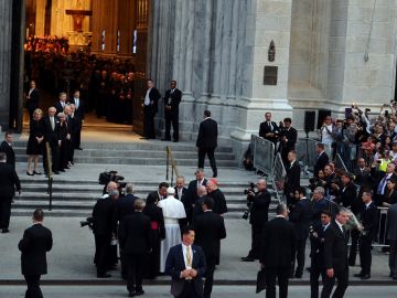 Oficiales electos de Nueva York reciben al Papa a su llegada a la Catedral de San Patricio.