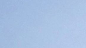 Un inmigrante muestra su pasaporte durante una manifestación en Budapest, Hungría.