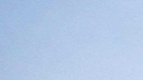Un inmigrante muestra su pasaporte durante una manifestación en Budapest, Hungría.