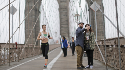 Peatones en el Puente de Brooklyn