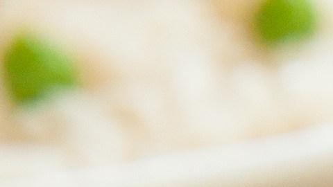 Pechugas de pollo rellenas y bañadas con salsa de Nogada.