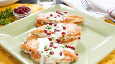 Pechugas de pollo rellenas y bañadas con salsa de Nogada.