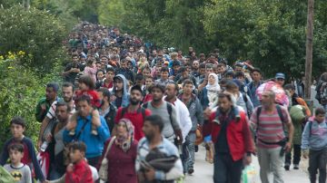 Varios refugiados caminan hacia Austria en Hegyeshalom, a 168 kilómetros de Budapest.