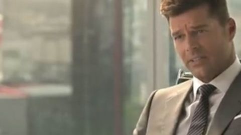 Ricky personifica a un jefe buen mozo y considerado que enamora a su secretaria.