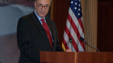 El Senador de Nueva York, Charles Schumer, recomendó a la FTC controlar el mercado de lentes para proveer más opciones a los pacientes y consumidores.