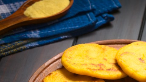 las arepas también son altas en carbohidratos y cada una puede contener aproximadamente 215 calorías o más.