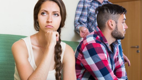 Por lo regular, los matrimonios de los hombres que son hijos de mami terminan en divorcio.