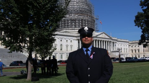 El bombero Gregory Mendoza.