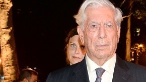Mario Vargas Llosa e Isabel Preysler hicieron su primera aparición juntos agarrados de la mano.