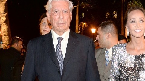 Mario Vargas Llosa e Isabel Preysler hicieron su primera aparición juntos agarrados de la mano.