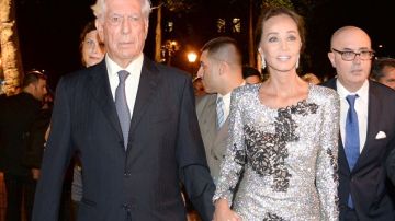 Mario Vargas Llosa e Isabel Preysler hicieron su primera aparición juntos agarrados de la mano.