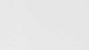 Johnny Hincapié junto a su madre en el Consulado de Colombia.