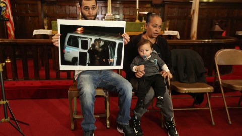 Darrell y su madre, Elena Acosta, muestran fotos del arresto de Margarita Acosta en 2003.