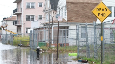 Far Rockaway hoy con todavia inundaciones.
Vecinos del area de Far Rockaway despues de 3 años de Sandy, todavia estan lidiando con reparaciones y condiciones medica debido a los asbestos de las casas.
Foto Credito: Mariela Lombard / El Diario.