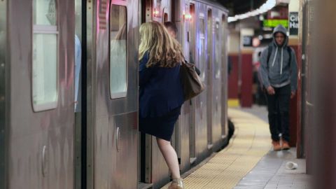 Tocones en el metro tiene a las mujeres en plena guardia y los policias patrullan los andenes.
Foto Credito: Mariela Lombard / El Diario.