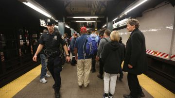 Tocones en el metro tiene a las mujeres en plena guardia y los policias patrullan los andenes.
Foto Credito: Mariela Lombard / El Diario.