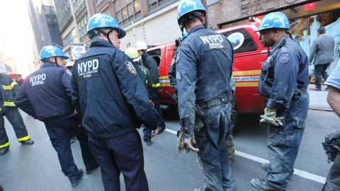 Policias de Emergencia luego de rescatar al obrero.
1 obrero fallecido en la construccion de un hotel en la calle 38, cerca de la Quinta Avenida en Manhattan. Policias y bomberos trabajan en el lugar para rescatar otros trabajadores atrapados en la demolicion del edificio.
Foto Credito: Mariela Lombard / El Diario.