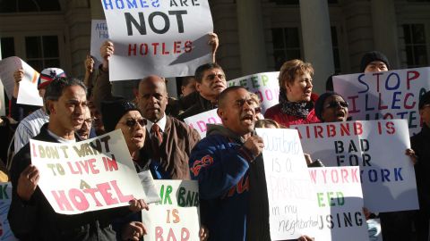 Trabajadores de hoteles y residentes protestan 
AIRBNB esta tomando los rentas de los residentes de Nueva York.
La defensora del Pueblo, Letitia James durante una audiencia en el Concejo de la ciudad para la renta ilegal de departamentos usados como hoteles.

Foto Credito: Mariela Lombard / El Diario.