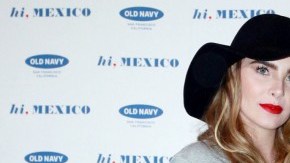 Algunos en muestra de inconformidad rompieron el disco de la artista.