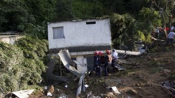 Rescatistas buscan víctimas tras un deslizamiento de tierra en la colonia El Cambray II del municipio de Santa Catarina Pinula, a unos 22 kilómetros de Ciudad de Guatemala.