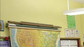 Los familiares denuncian que el alto número de alumnos por clase afecta su forma de aprendizaje.