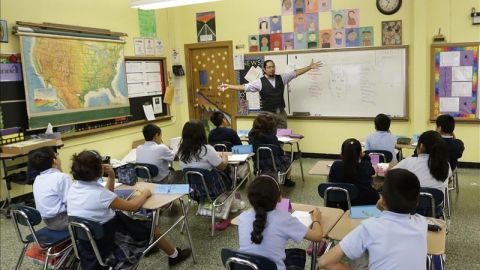 Los familiares denuncian que el alto número de alumnos por clase afecta su forma de aprendizaje.