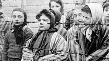 Cuando Ferster y sus compañeros prisioneros iban a ser fusilados, las fuerzas aliadas irrumpieron en el campamento y fueron liberados.