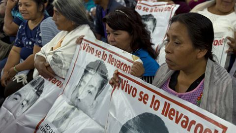 Claman justicia por la desaparición de los 43 normalistas de Ayotzinapa.