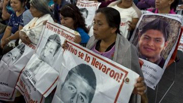 Claman justicia por la desaparición de los 43 normalistas de Ayotzinapa.