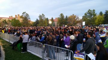 Al llamado del ex secretario Federico Peña, alrededor de mil latinos se manifestaron en la sede de la Universidad de Colorado en Boulder, donde los republicanos realizaban hoy su tercer debate presidencial.