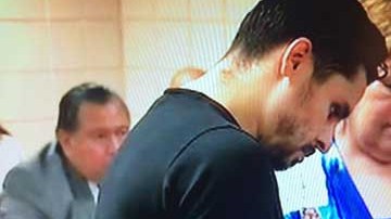 Larry Hernández en la Corte, antes de salir libre luego de pagar la fianza que se le impuso.