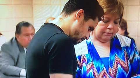 Larry Hernández en la Corte, antes de salir libre luego de pagar la fianza que se le impuso.